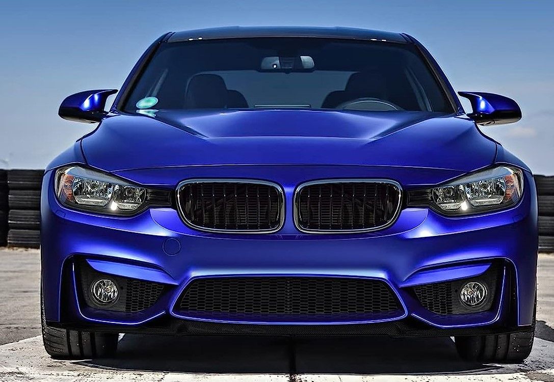 Предна Броня за BMW F30 (2011-2019) - M3 с лип спойлер - с отвори за парктроник, с отвори за халогени - висококачествен продукт за автомобил
