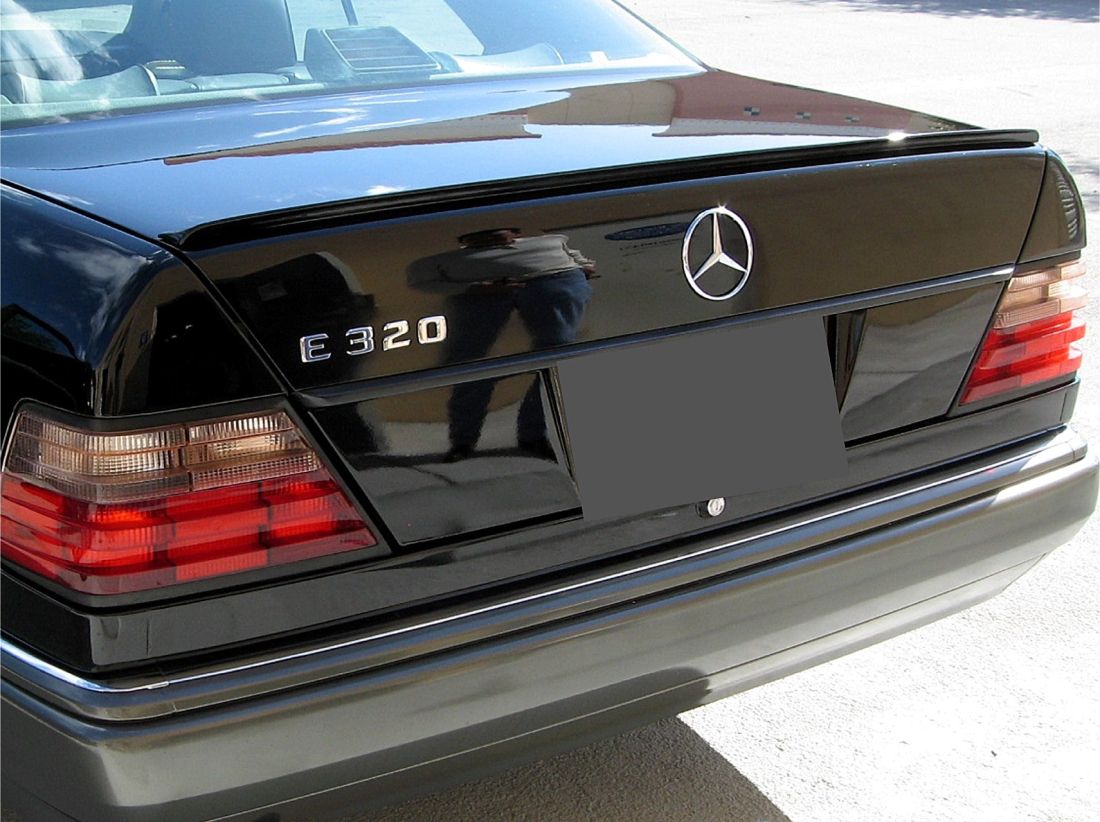 Лип спойлер за багажник за Mercedes W124 - висококачествен продукт за автомобил