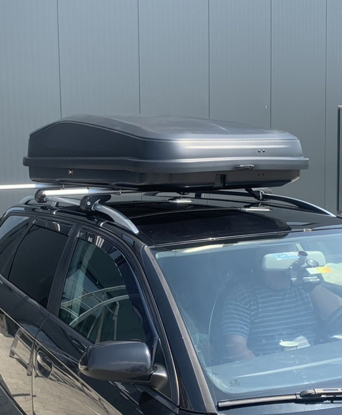Автобокс Junior Easy 180x94x39cm с 85 mm крепежи, с ключ, 530 литра - черен - висококачествен продукт за автомобил