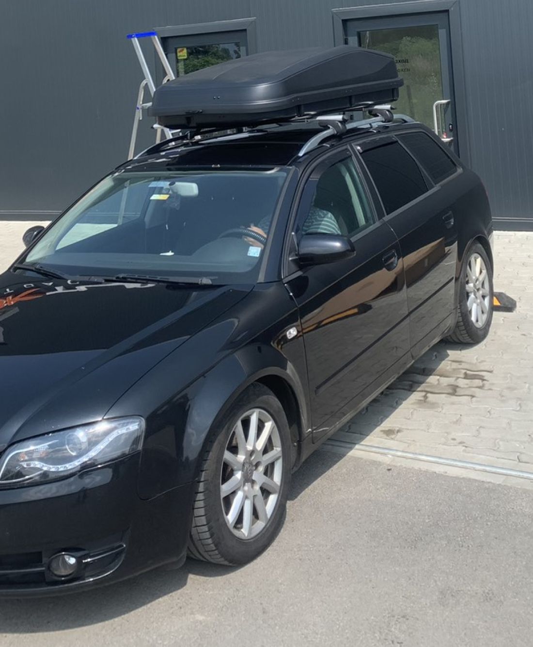 Автобокс Junior Easy 180x94x39cm с 85 mm крепежи, с ключ, 530 литра - черен - висококачествен продукт за автомобил