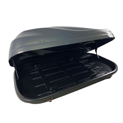 Автобокс Junior Altro 140x90x38cm с 70 mm крепежи, с едностранно отваряне с ключ, 370 литра - Сив антрацид гланц - висококачествен продукт за автомобил