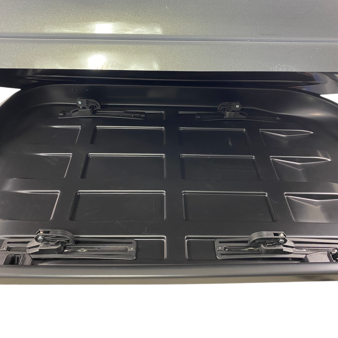 Автобокс Junior Altro 140x90x38cm с 70 mm крепежи, с едностранно отваряне с ключ, 370 литра - Сив антрацид гланц - висококачествен продукт за автомобил