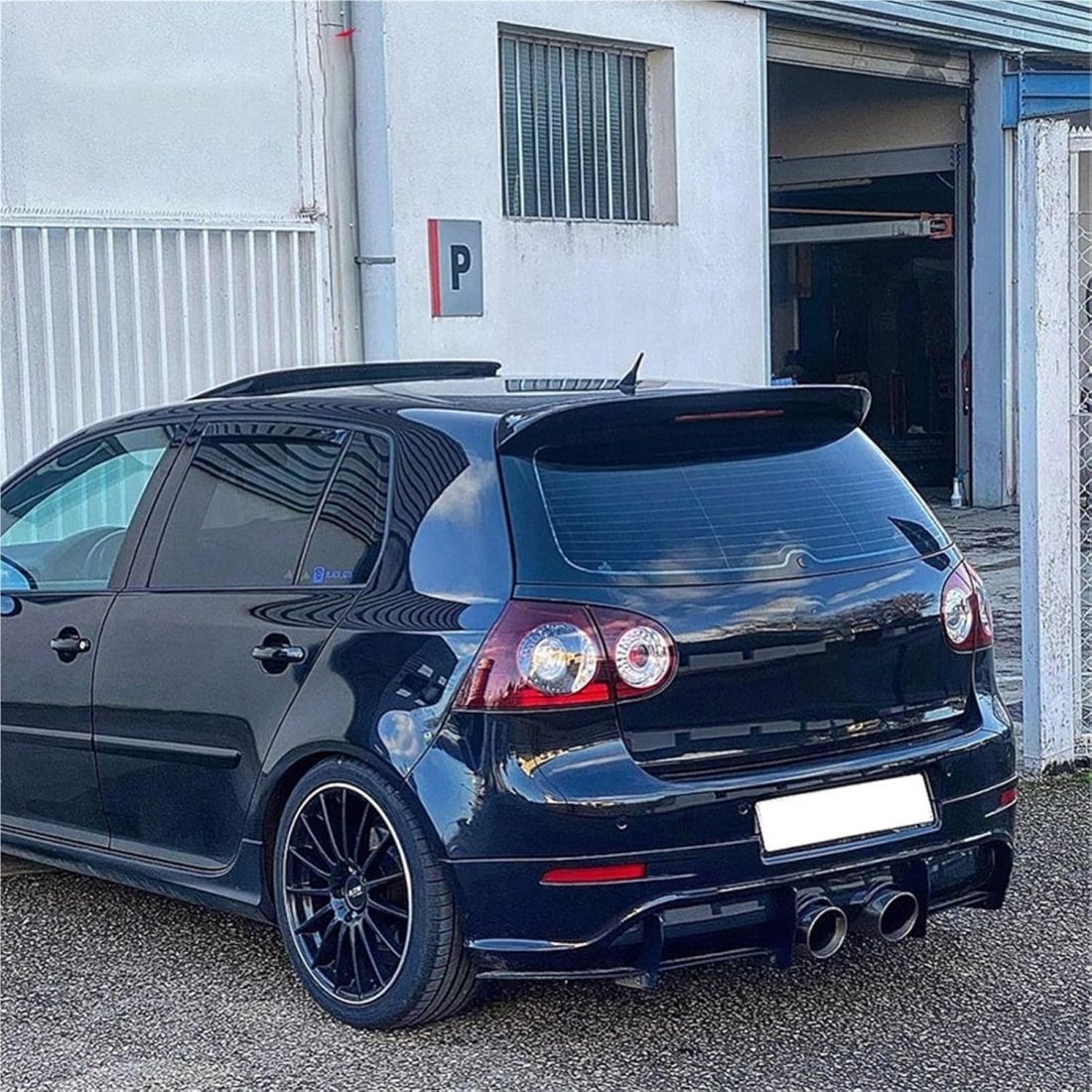 Дифузер за задна броня за Volkswagen Golf 5 R32 Blade - черен гланц - висококачествен продукт за автомобил